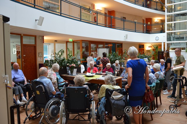 H-nest in bejaardentehuis socialiseren